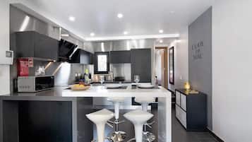 Frigorifero, microonde, forno, piano cottura