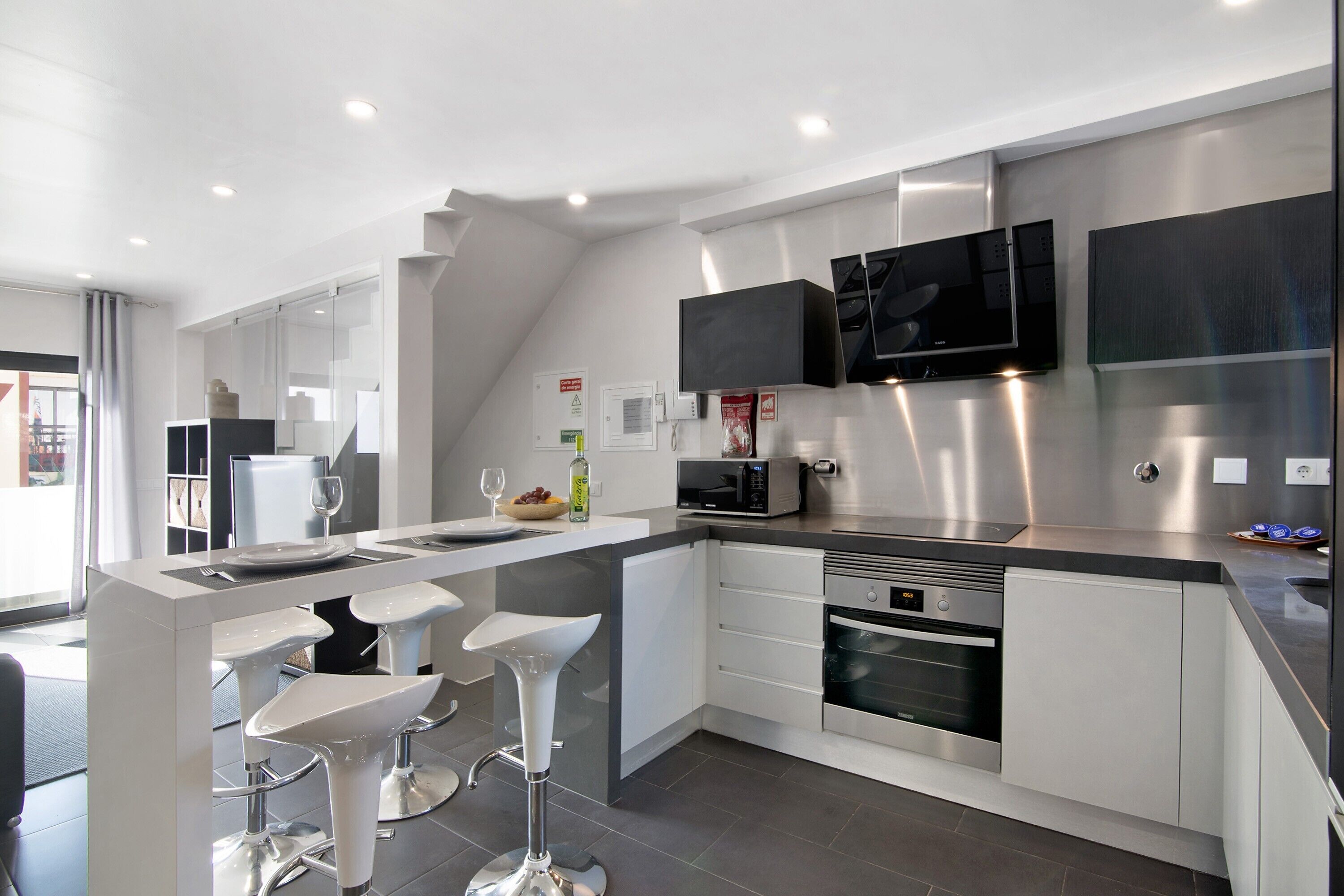 Frigorifero, microonde, forno, piano cottura