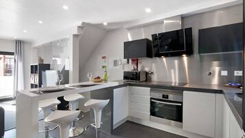 Frigorifero, microonde, forno, piano cottura