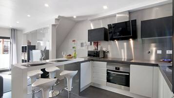 Jääkaappi, mikroaaltouuni, uuni, liesi