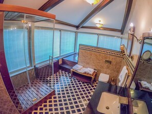 Chambre Royale | Salle de bain | Douche, douche à « effet pluie », articles de toilette gratuits