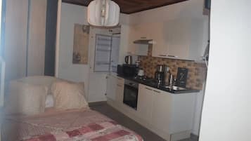 KĂŒhlschrank, Mikrowelle, Ofen, Herdplatte