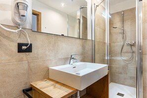 Dusche, Haartrockner, Handtücher
