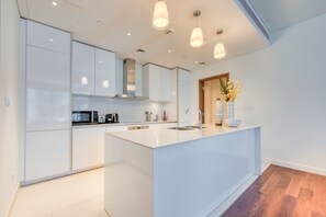 Appartement Luxe, vue ville | Cuisine privée | Tables à manger