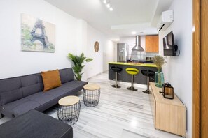 Een televisie en boeken