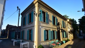 A building with a sign that reads "Hotel del Sol." - Otel Gülayvalık (Ayvalik)