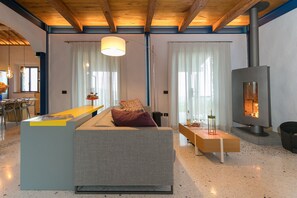TV, fireplace - Villa 'Le Sughere' with Sea View, Pool, Terrace and Wi-Fi (Riparbella)