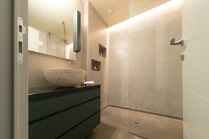 Shower, hair dryer, towels - Villa 'Le Sughere' with Sea View, Pool, Terrace and Wi-Fi (Riparbella)