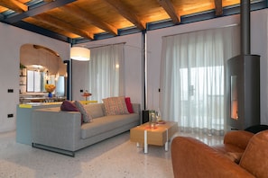 TV, fireplace - Villa 'Le Sughere' with Sea View, Pool, Terrace and Wi-Fi (Riparbella)