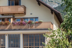 Exterior detail - Apartment 'Campanile Basso' with Mountain View, Balcony & Wi-Fi (San Lorenzo Dorsino)
