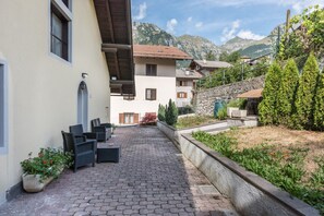 Property grounds - Apartment 'Campanile Basso' with Mountain View, Balcony & Wi-Fi (San Lorenzo Dorsino)