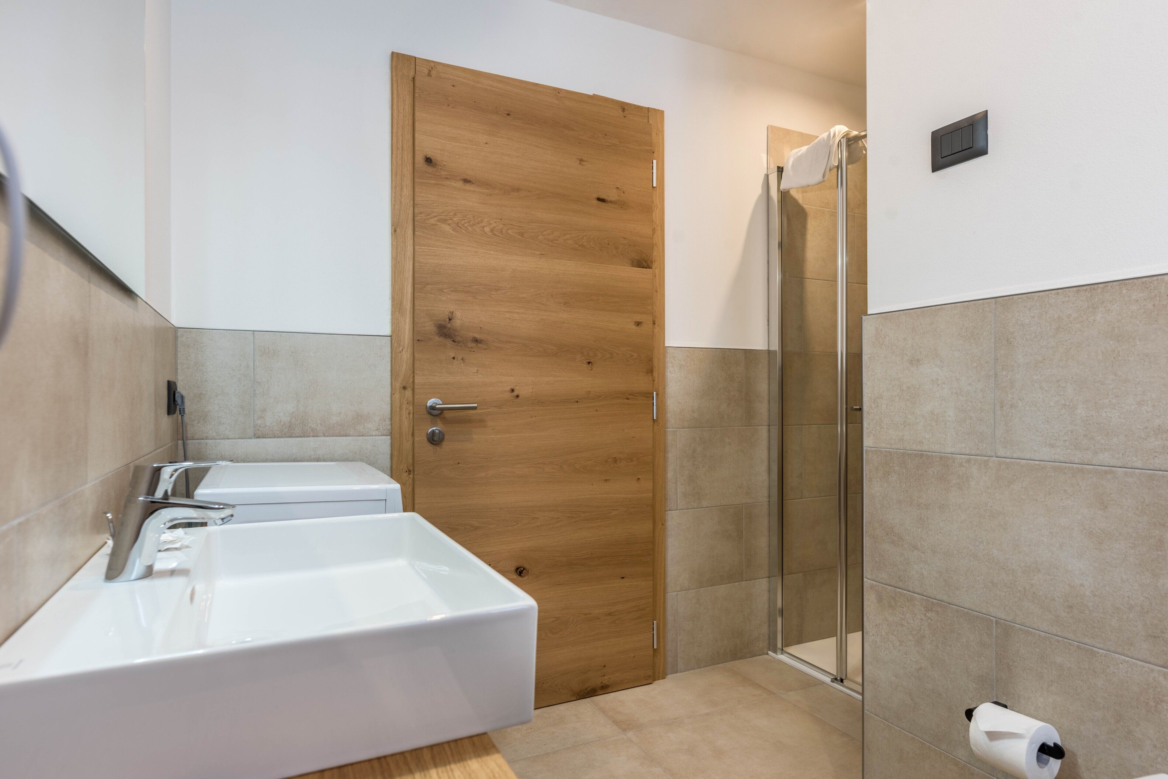 Regadera, amenidades de baño gratuitas, secadora de cabello, toallas 