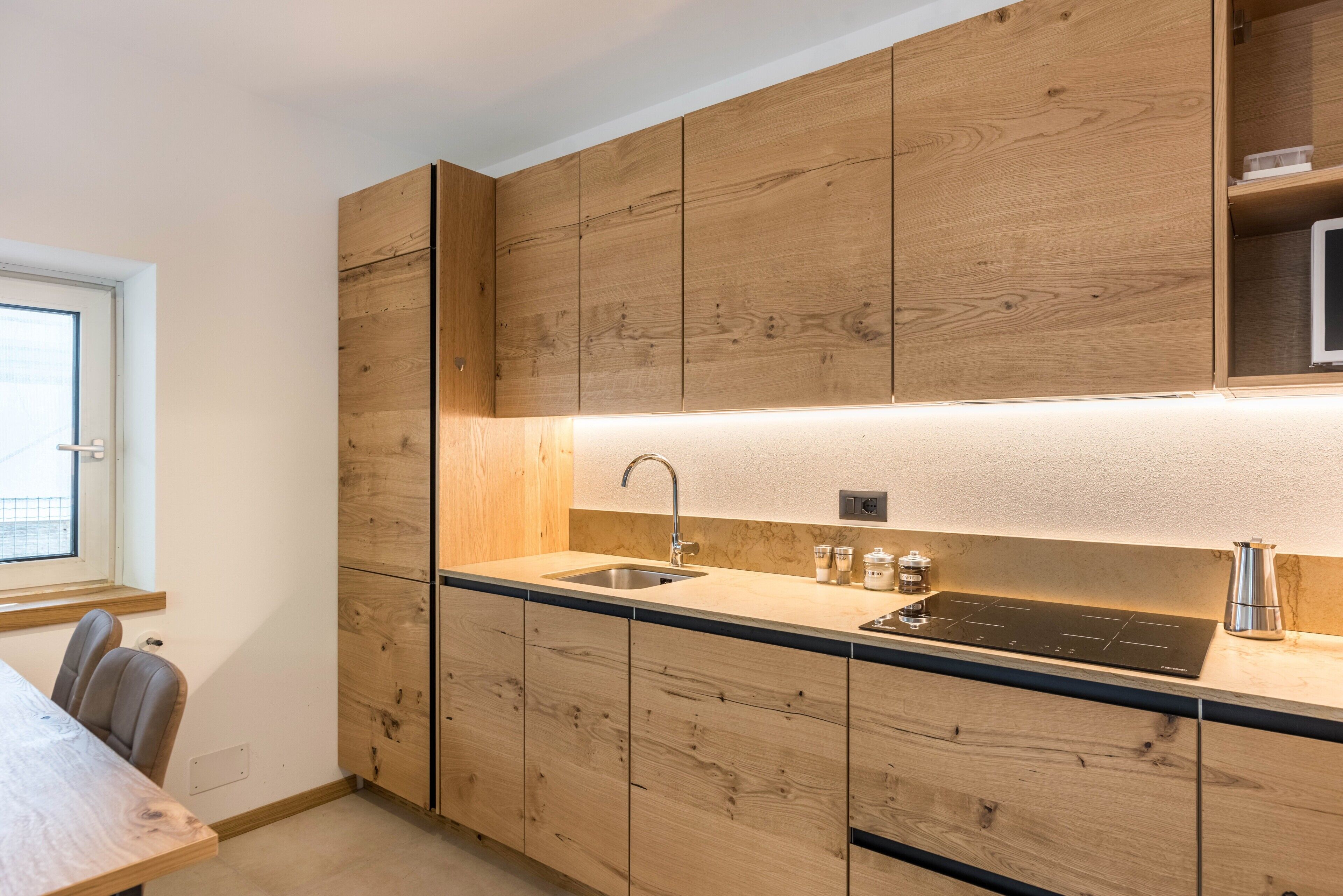 Frigorífico, microondas, placa de cocina y lavavajillas