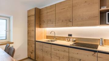 Frigorífico, microondas, placa de cocina y lavavajillas