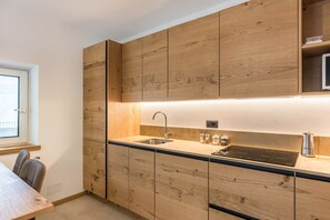 Fridge, microwave, stovetop, dishwasher - Apartment 'Campanile Basso' with Mountain View, Balcony & Wi-Fi (San Lorenzo Dorsino)