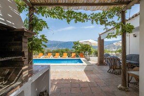 Outdoor dining - Villa 'Liviana' with Mountain View, Pool & Wi-Fi (Cómpeta)