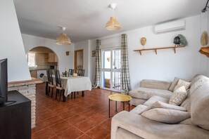 TV, fireplace - Villa 'Liviana' with Mountain View, Pool & Wi-Fi (Cómpeta)