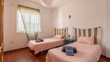 4 dormitorios, tabla de planchar con plancha, wifi gratis y ropa de cama