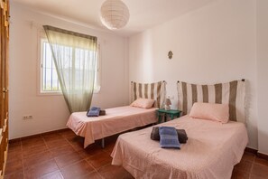 4 bedrooms, iron/ironing board, free WiFi, bed sheets - Villa 'Liviana' with Mountain View, Pool & Wi-Fi (Cómpeta)