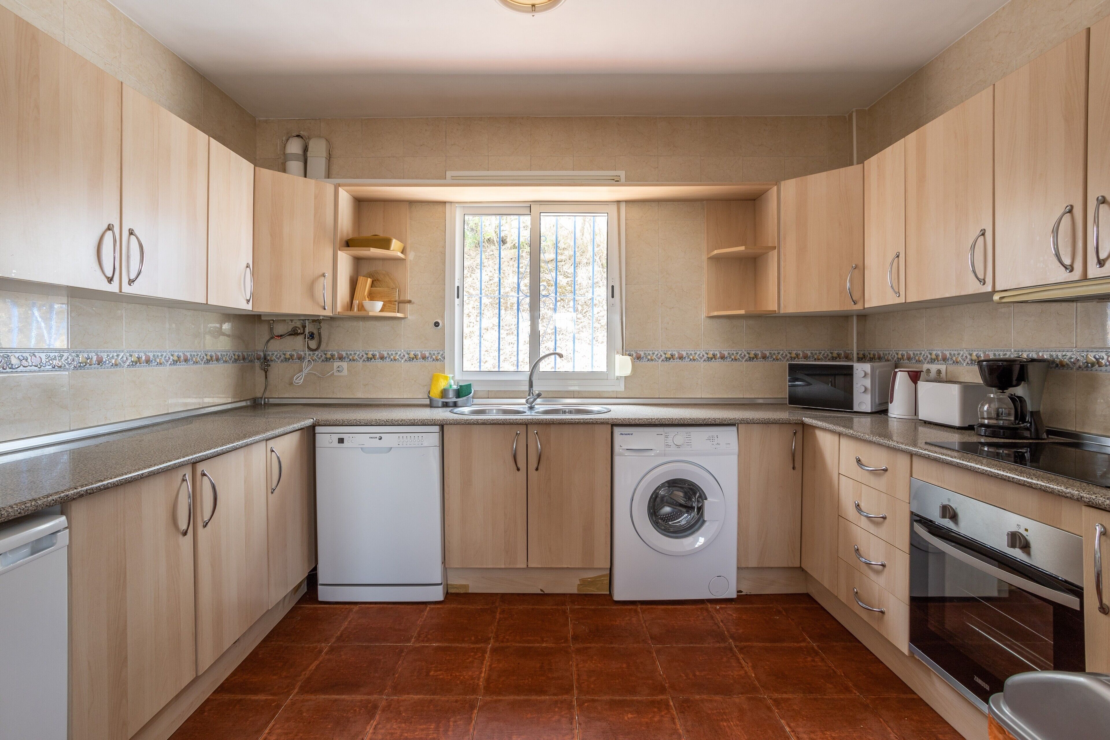 Kylskåp, mikrovågsugn, ugn och spishäll