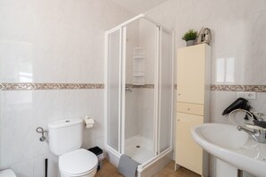 Bathtub, hair dryer, towels - Villa 'Liviana' with Mountain View, Pool & Wi-Fi (Cómpeta)