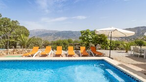 A swimming pool with lounge chairs and a view of mountains. - Villa 'Liviana' with Mountain View, Pool & Wi-Fi (Cómpeta)
