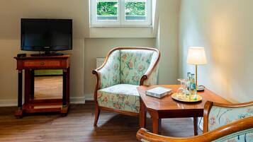 Hypo-allergenic bedding, minibar, in-room safe, desk