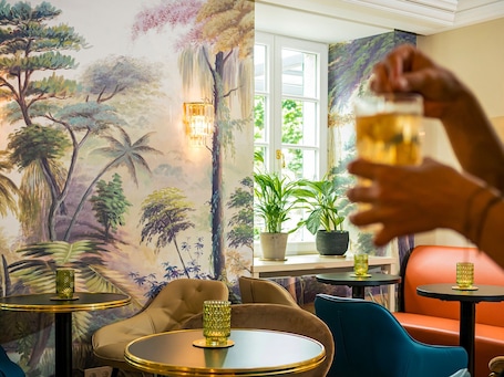 Bar (en la propiedad). Romantik Hotel-Restaurant Altenberger Hof