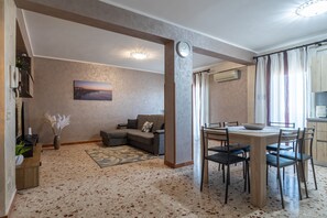 TV - Apartment Angy with Sea View, Balconies & Wi-Fi (Terrasini)