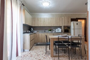 Fridge, microwave, oven, stovetop - Apartment Angy with Sea View, Balconies & Wi-Fi (Terrasini)