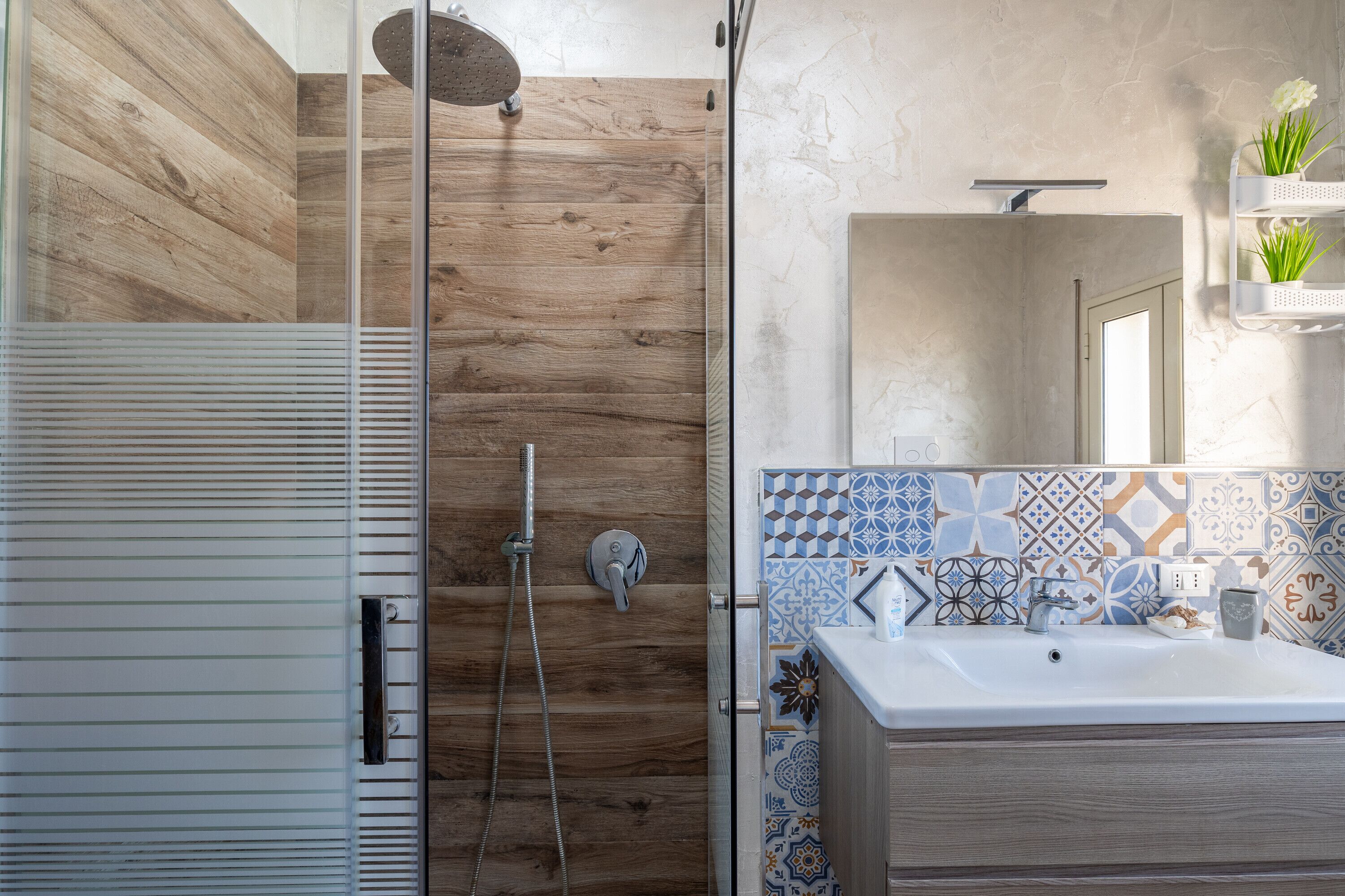 Een douche, een haardroger, handdoeken