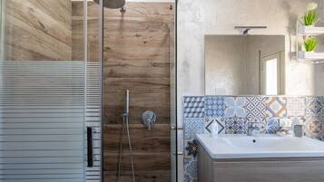 Een douche, een haardroger, handdoeken