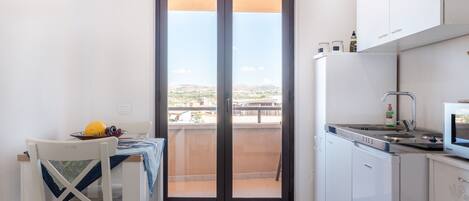 冷蔵庫、電子レンジ、オーブン、コンロ