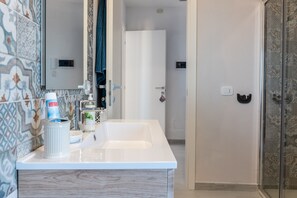 Ducha, secador de pelo y toallas