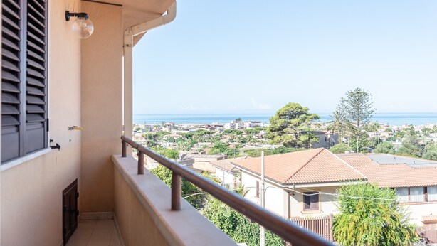 A balcony with a view of a coastal town, a clear sky, and a distant sea. - Apartment Le Primule, pet-friendly, with sea view and balcony (Agrigento)