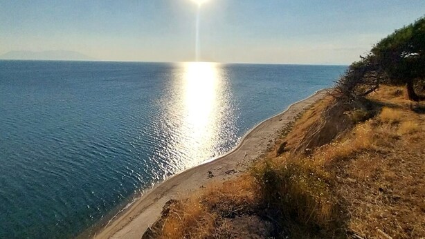 A coastal landscape with a clear view of the sea and a dirt path leading to a beach. - Cirpan Apart Otel (Enez)