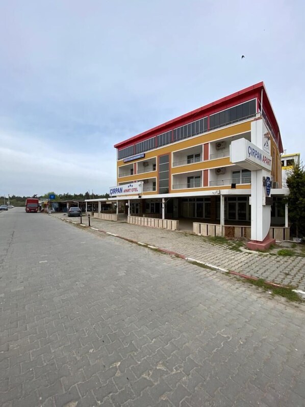 A multi-story building with signs for 'CIRPAN APART HOTEL' and 'CIRPAN APART OTEL'. - Cirpan Apart Otel (Enez)