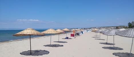 Privéstrand vlakbij, ligstoelen aan het strand, parasols