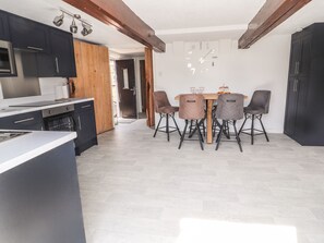 Frigorifero, lavastoviglie, bollitore elettrico, tostapane