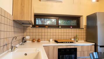 Een koelkast, een microgolfoven, een oven, een kookplaat