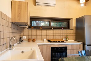 Frigorifero, microonde, forno, piano cottura