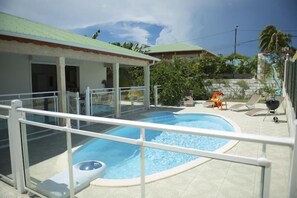 Kolam renang outdoor, dengan kursi berjemur