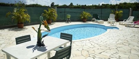 Piscine extérieure, chaises longues