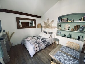 Free WiFi, bed sheets - Air-conditioned studio with parking and close to the sea. (Carqueiranne)