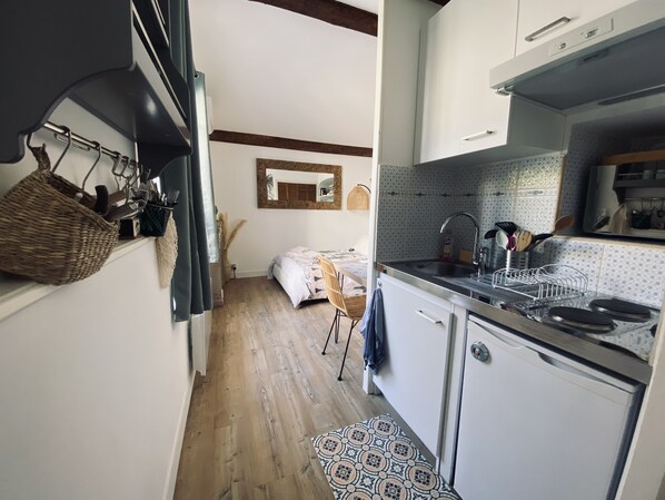 Fridge, microwave, stovetop, coffee/tea maker