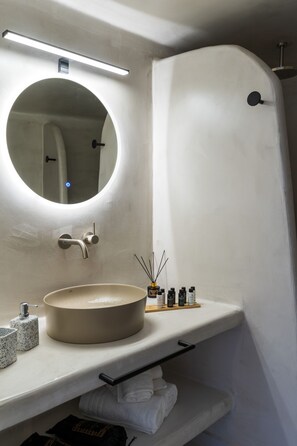 Superior Suite, Private Pool | Bathroom | Shower, free toiletries, hair dryer, slippers - Lavadoze Luxury Suites - Adults only (Santorini)