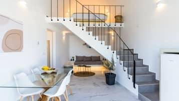 Senior Suite, Private Pool | Ruang tamu | 43 inci sebuah televisyen pintar dengan digital, TV