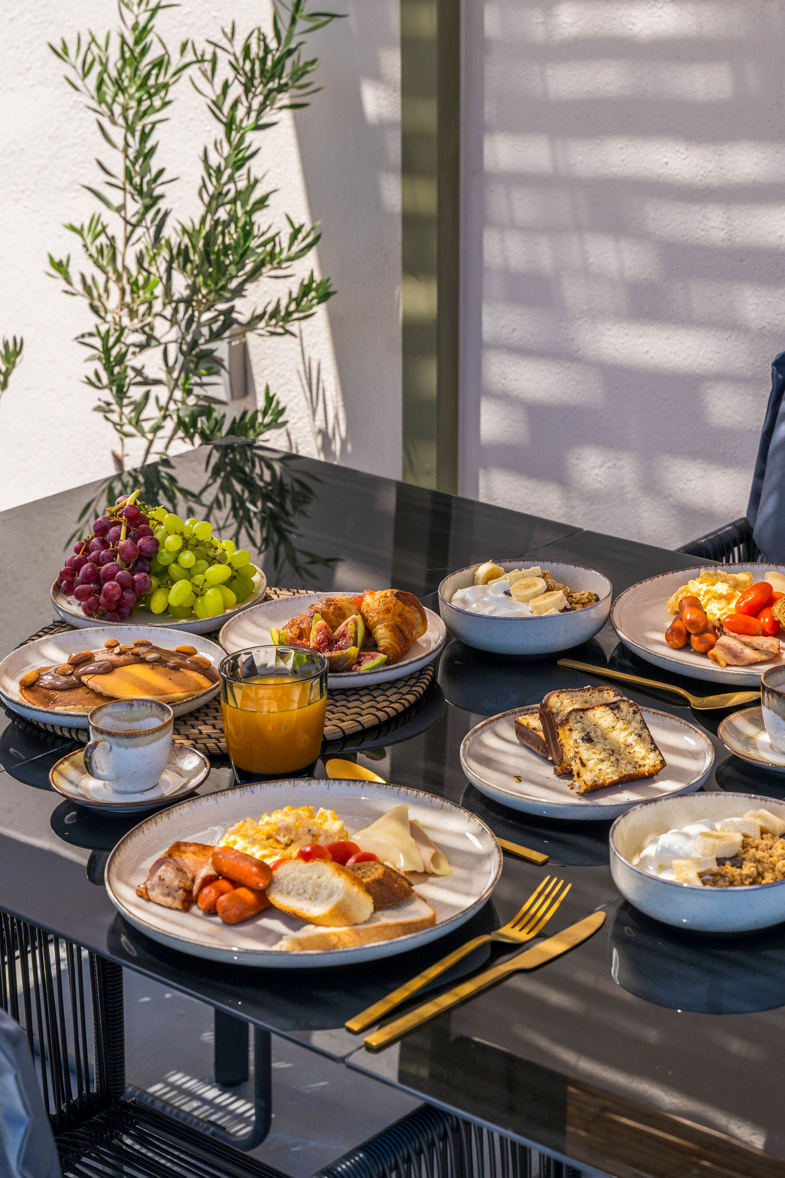 Et morgenbord med forskellige retter, blandt andet frugt, brød og æg.