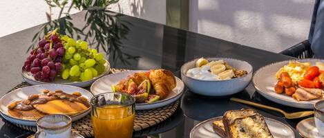Et morgenbord med forskellige retter, blandt andet frugt, brød og æg.