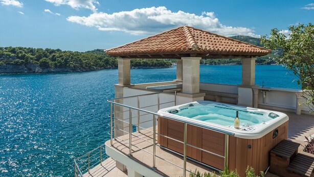 A hot tub with a tiled roof, overlooking a body of water and a mountainous landscape. - Villa Key private sea access and great views of the Adriatic sea (Zaton)